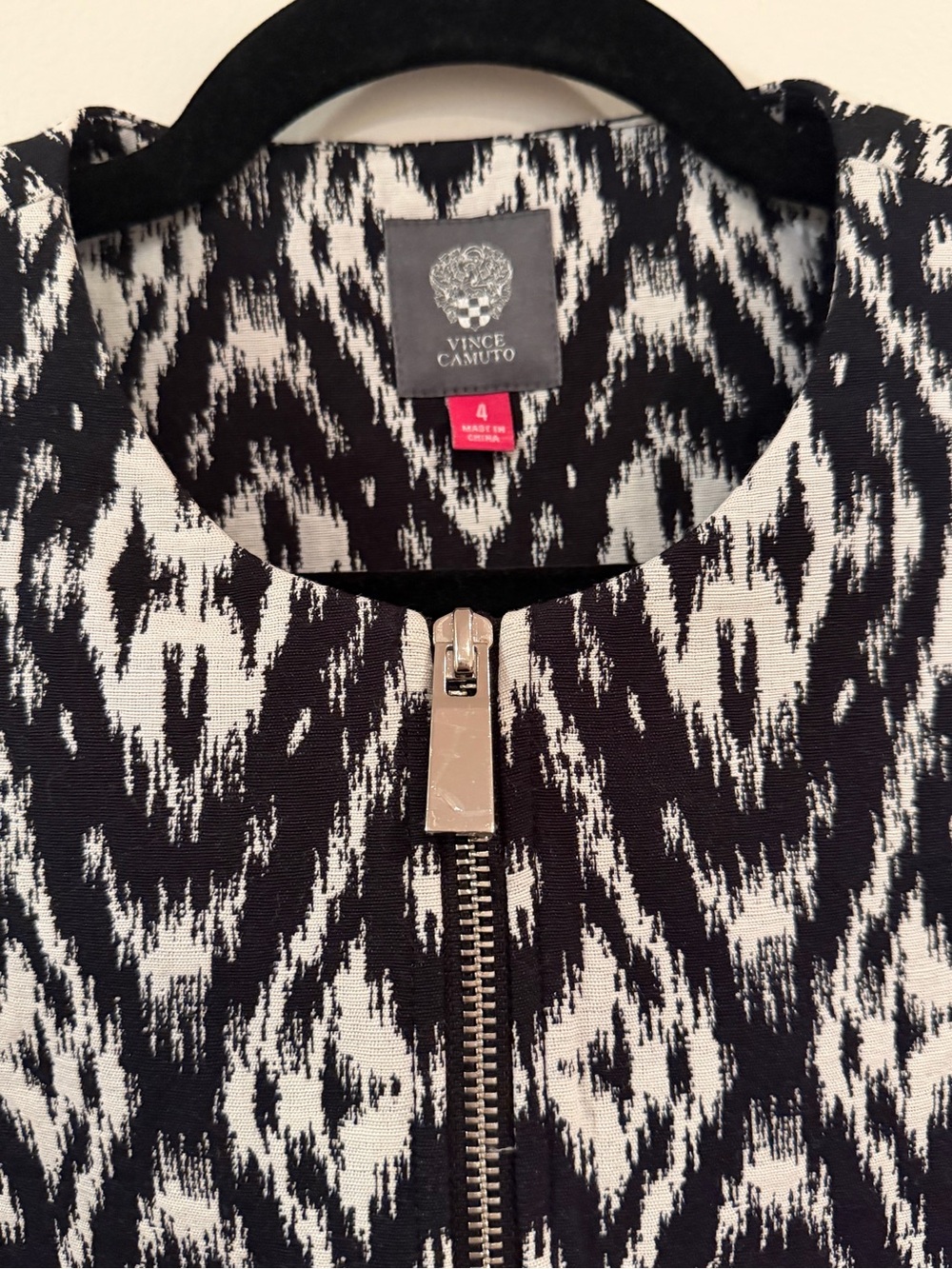 Vince Camuto Black & White Ikat Short Sleeve Semi-Cropped Zip Blazer Jacket - Picture 3 of 6